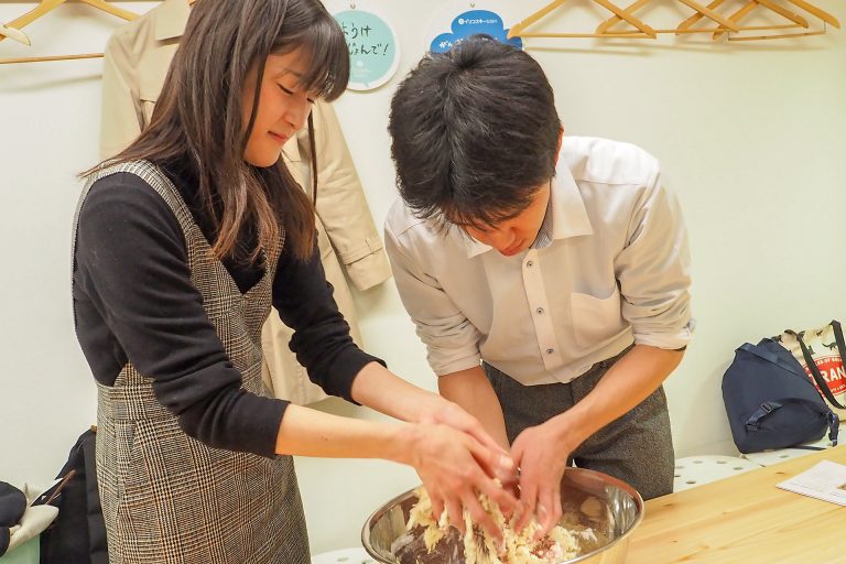 にぎやかなお子様たちにも優しい笑顔で 手打ちうどん作り体験教室 2018年3月 20180323-3.jpg – イリコスキー製麺所
