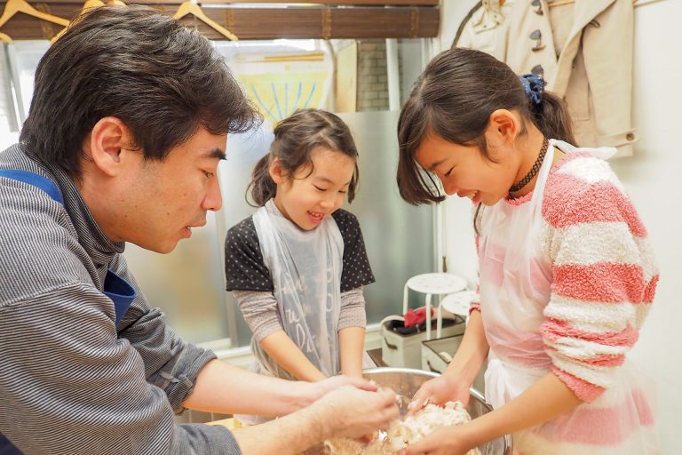 にぎやかなお子様たちにも優しい笑顔で 手打ちうどん作り体験教室 2018年3月 20180324-1.jpg – イリコスキー製麺所