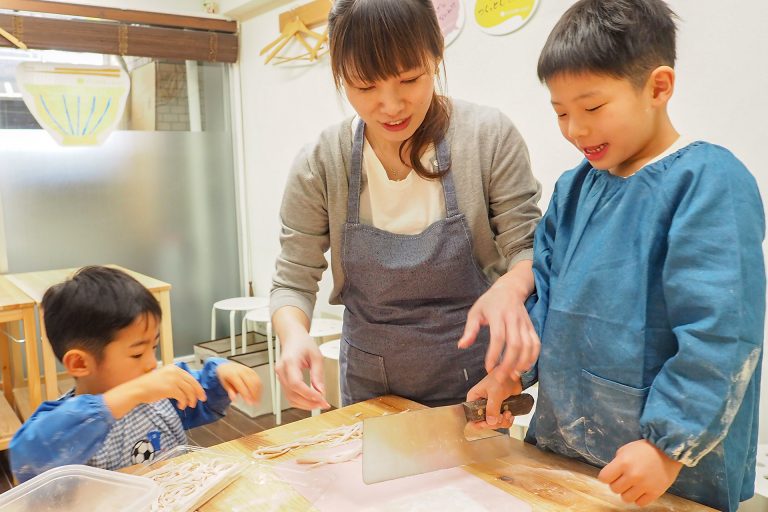 にぎやかなお子様たちにも優しい笑顔で 手打ちうどん作り体験教室 2018年3月 20180325-1.jpg – イリコスキー製麺所