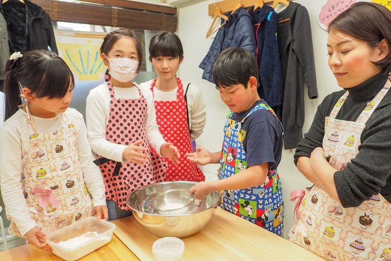 にぎやかなお子様たちにも優しい笑顔で 手打ちうどん作り体験教室 2018年3月 20180325-2.jpg – イリコスキー製麺所