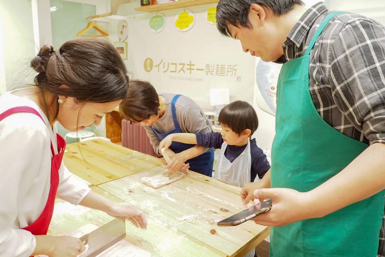 にぎやかなお子様たちにも優しい笑顔で 手打ちうどん作り体験教室 2018年3月 20180325-5.jpg – イリコスキー製麺所