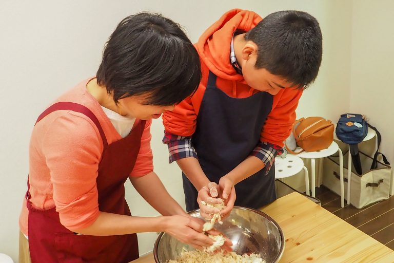 にぎやかなお子様たちにも優しい笑顔で 手打ちうどん作り体験教室 2018年3月 20180326-1.jpg – イリコスキー製麺所