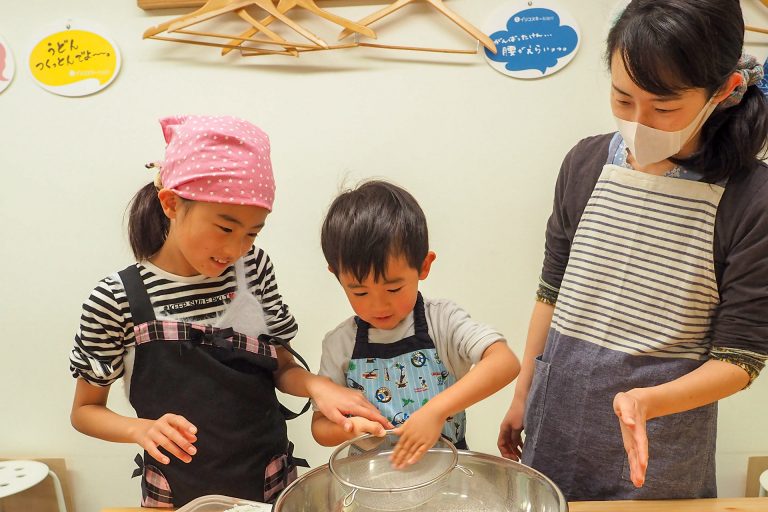 にぎやかなお子様たちにも優しい笑顔で 手打ちうどん作り体験教室 2018年3月 20180327-1.jpg – イリコスキー製麺所