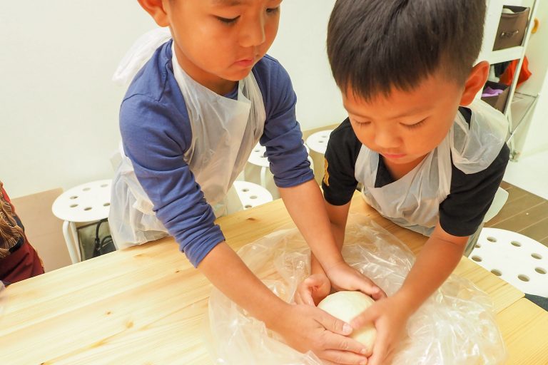 にぎやかなお子様たちにも優しい笑顔で 手打ちうどん作り体験教室 2018年3月 20180327-10.jpg – イリコスキー製麺所