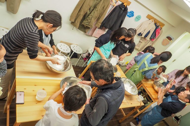 にぎやかなお子様たちにも優しい笑顔で 手打ちうどん作り体験教室 2018年3月 20180327-2.jpg – イリコスキー製麺所