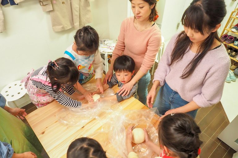 にぎやかなお子様たちにも優しい笑顔で 手打ちうどん作り体験教室 2018年3月 20180327-3.jpg – イリコスキー製麺所