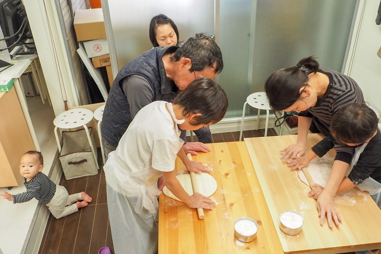 にぎやかなお子様たちにも優しい笑顔で 手打ちうどん作り体験教室 2018年3月 20180327-4.jpg – イリコスキー製麺所