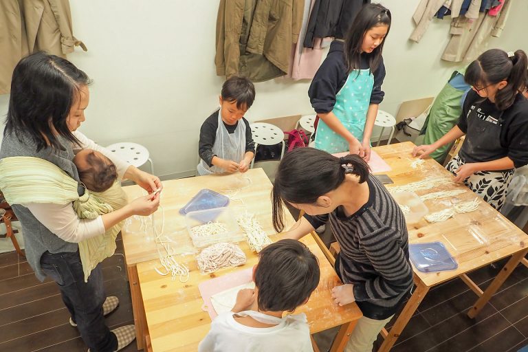 にぎやかなお子様たちにも優しい笑顔で 手打ちうどん作り体験教室 2018年3月 20180327-7.jpg – イリコスキー製麺所