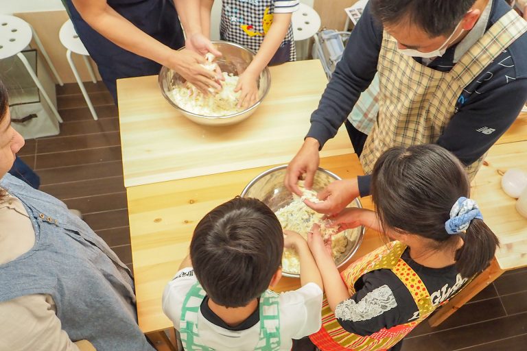 にぎやかなお子様たちにも優しい笑顔で 手打ちうどん作り体験教室 2018年3月 20180401-2.jpg – イリコスキー製麺所