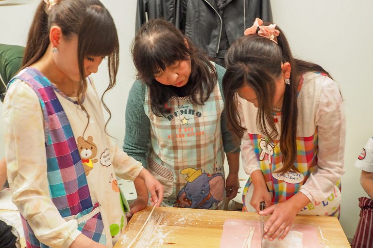 にぎやかなお子様たちにも優しい笑顔で 手打ちうどん作り体験教室 2018年3月 20180401-3.jpg – イリコスキー製麺所