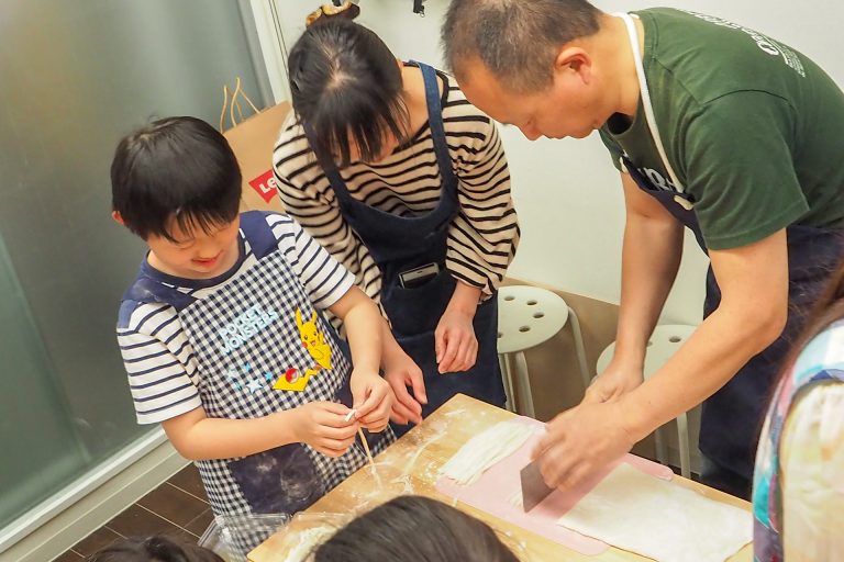 にぎやかなお子様たちにも優しい笑顔で 手打ちうどん作り体験教室 2018年3月 20180401-4.jpg – イリコスキー製麺所