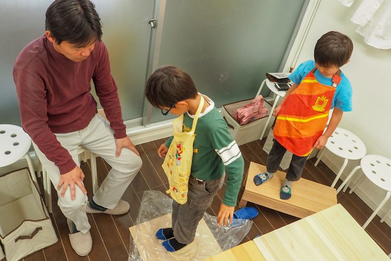 にぎやかなお子様たちにも優しい笑顔で 手打ちうどん作り体験教室 2018年3月 20180401-5.jpg – イリコスキー製麺所