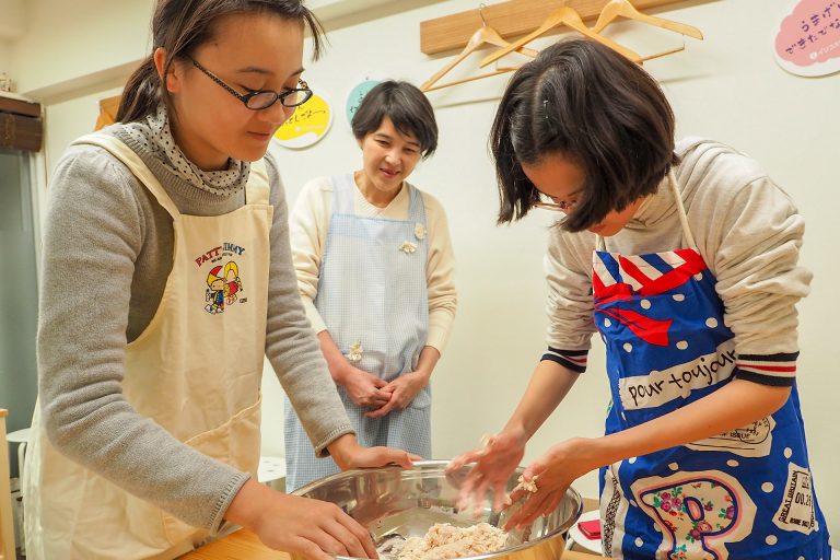 にぎやかなお子様たちにも優しい笑顔で 手打ちうどん作り体験教室 2018年3月 20180401-6.jpg – イリコスキー製麺所