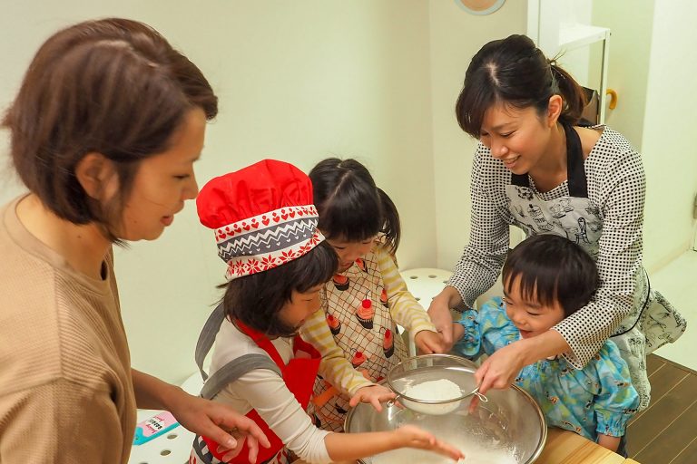 にぎやかなお子様たちにも優しい笑顔で 手打ちうどん作り体験教室 2018年3月 20180402-1.jpg – イリコスキー製麺所