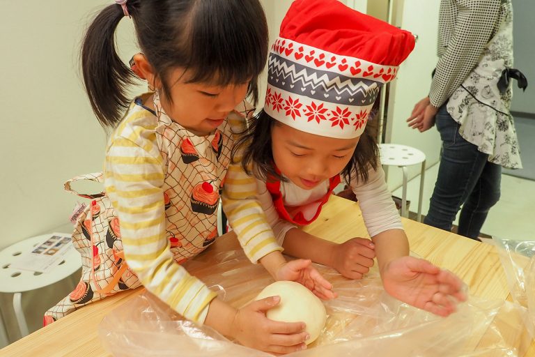 にぎやかなお子様たちにも優しい笑顔で 手打ちうどん作り体験教室 2018年3月 20180402-2.jpg – イリコスキー製麺所