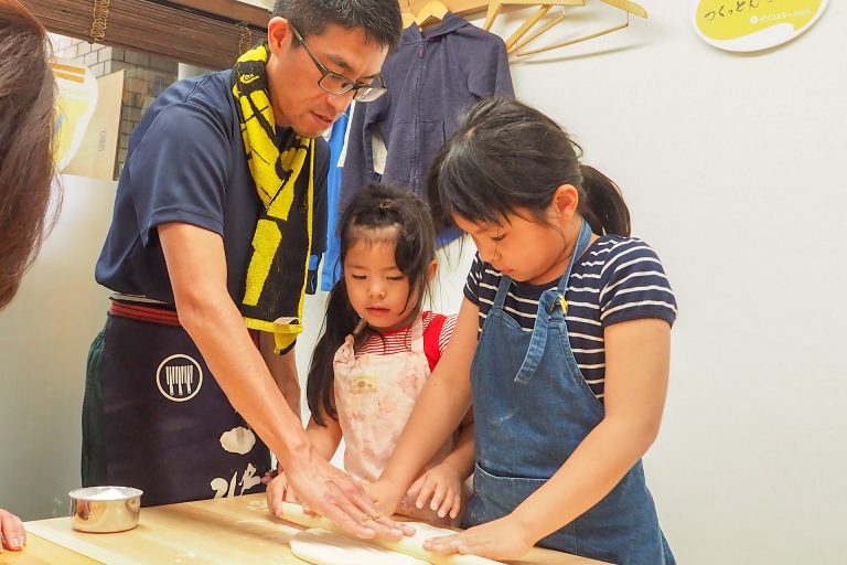 にぎやかなお子様たちにも優しい笑顔で 手打ちうどん作り体験教室 2018年3月 20180402-4.jpg – イリコスキー製麺所