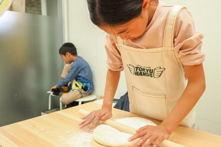 にぎやかなお子様たちにも優しい笑顔で 手打ちうどん作り体験教室 2018年3月 20180403-1.jpg – イリコスキー製麺所