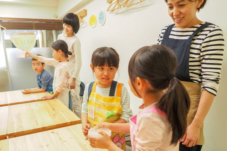 にぎやかなお子様たちにも優しい笑顔で 手打ちうどん作り体験教室 2018年3月 20180403-2.jpg – イリコスキー製麺所