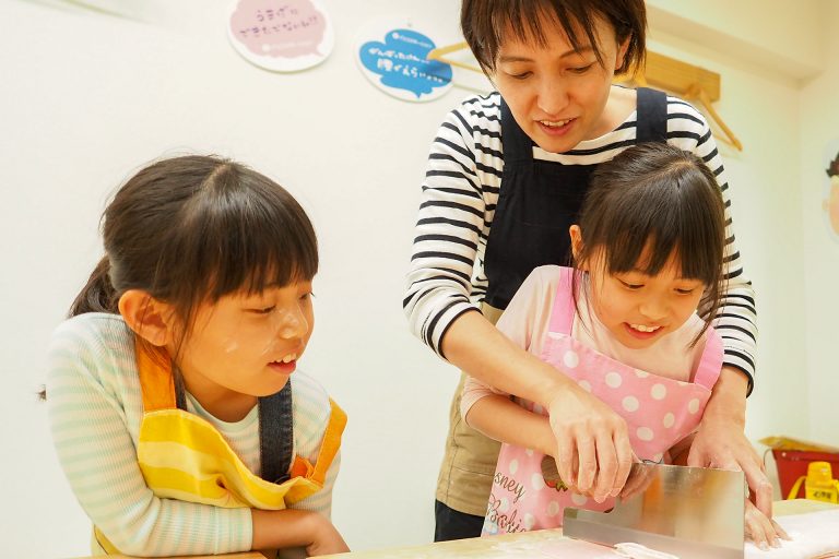 にぎやかなお子様たちにも優しい笑顔で 手打ちうどん作り体験教室 2018年3月 20180403-3.jpg – イリコスキー製麺所