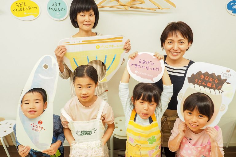 にぎやかなお子様たちにも優しい笑顔で 手打ちうどん作り体験教室 2018年3月 20180403-4.jpg – イリコスキー製麺所