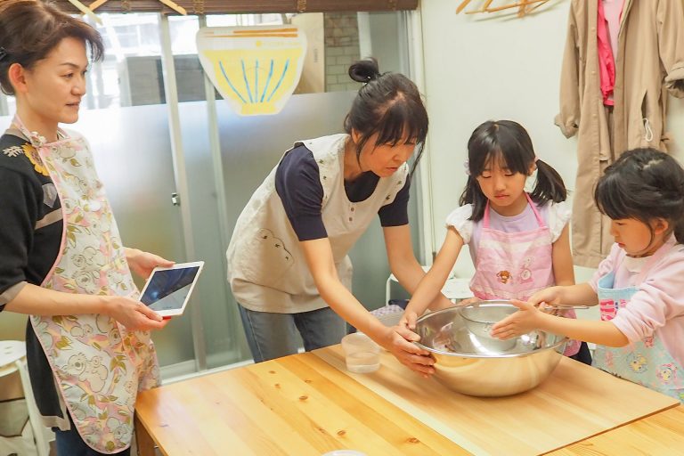 にぎやかなお子様たちにも優しい笑顔で 手打ちうどん作り体験教室 2018年3月 20180403-5.jpg – イリコスキー製麺所