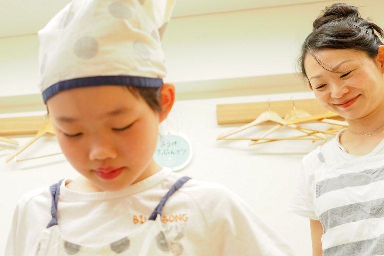 にぎやかなお子様たちにも優しい笑顔で 手打ちうどん作り体験教室 2018年3月 20180404-1.jpg – イリコスキー製麺所