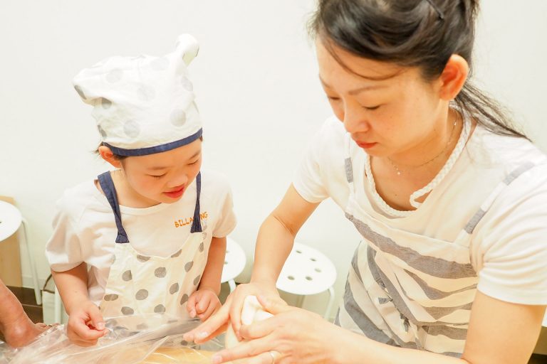 にぎやかなお子様たちにも優しい笑顔で 手打ちうどん作り体験教室 2018年3月 20180404-2.jpg – イリコスキー製麺所
