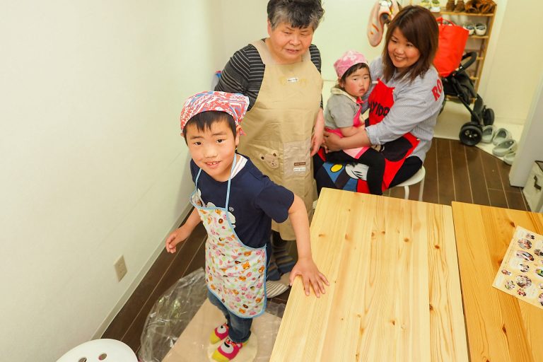 にぎやかなお子様たちにも優しい笑顔で 手打ちうどん作り体験教室 2018年3月 20180404-3.jpg – イリコスキー製麺所