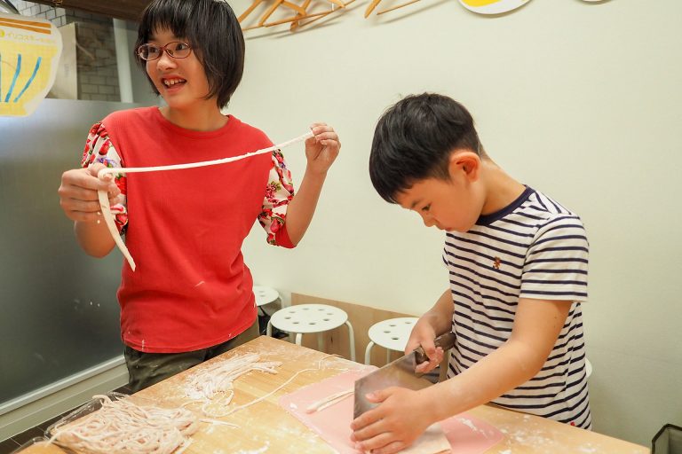 にぎやかなお子様たちにも優しい笑顔で 手打ちうどん作り体験教室 2018年3月 20180404-4.jpg – イリコスキー製麺所