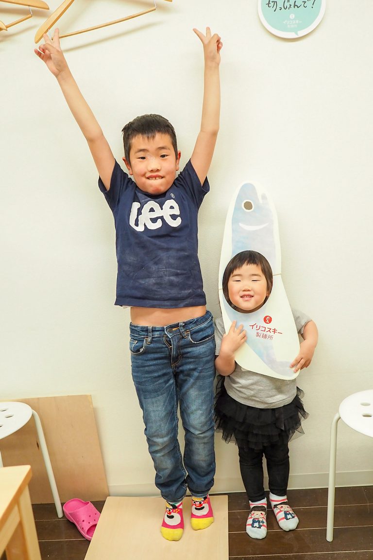 にぎやかなお子様たちにも優しい笑顔で 手打ちうどん作り体験教室 2018年3月 20180404-5.jpg – イリコスキー製麺所