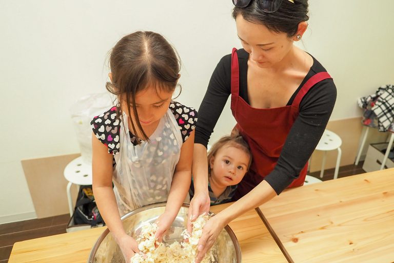 にぎやかなお子様たちにも優しい笑顔で 手打ちうどん作り体験教室 2018年3月 20180404-6.jpg – イリコスキー製麺所