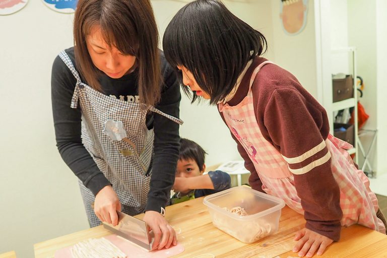 にぎやかなお子様たちにも優しい笑顔で 手打ちうどん作り体験教室 2018年3月 20180405-1.jpg – イリコスキー製麺所