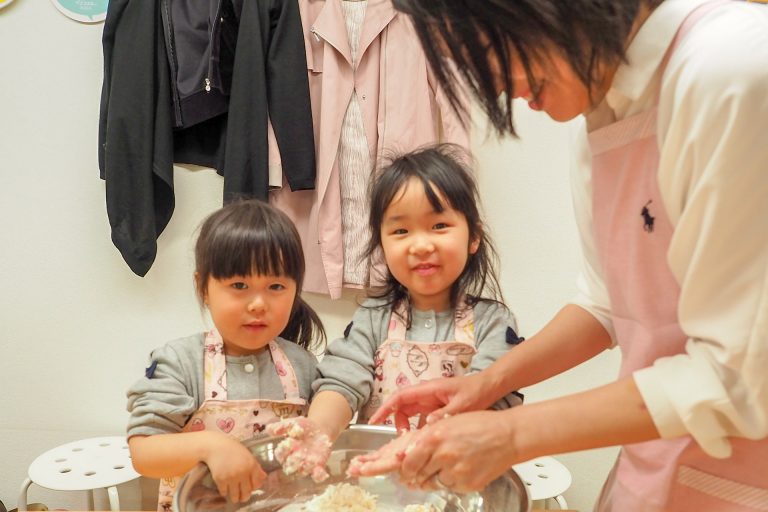 にぎやかなお子様たちにも優しい笑顔で 手打ちうどん作り体験教室 2018年3月 20180405-2.jpg – イリコスキー製麺所