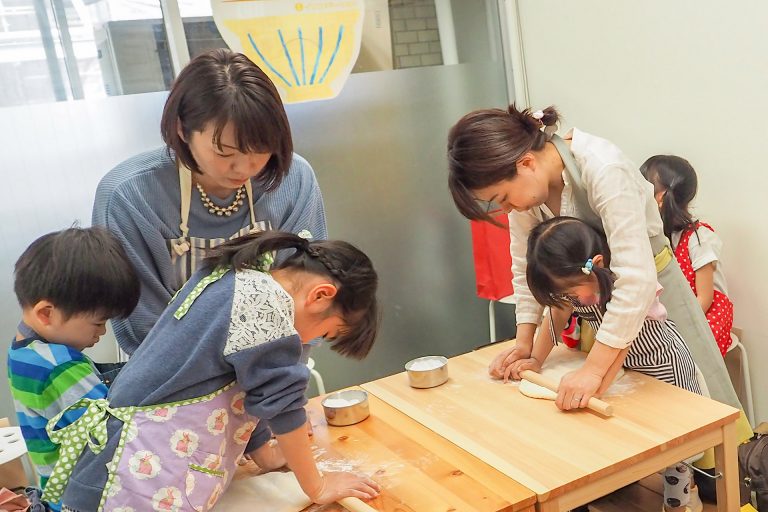 にぎやかなお子様たちにも優しい笑顔で 手打ちうどん作り体験教室 2018年3月 20180405-3.jpg – イリコスキー製麺所