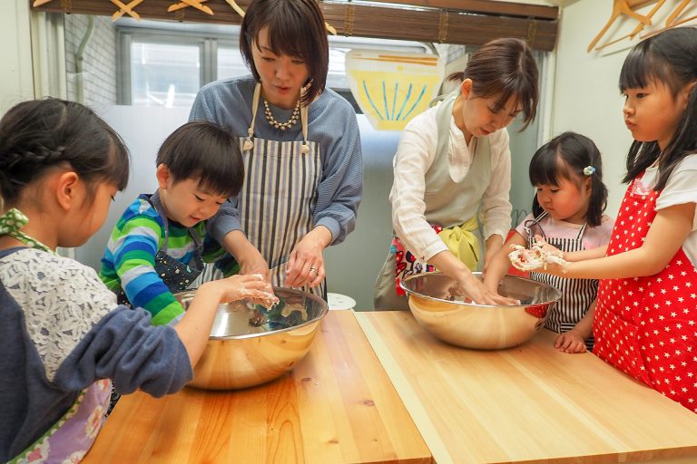 にぎやかなお子様たちにも優しい笑顔で 手打ちうどん作り体験教室 2018年3月 20180405-4.jpg – イリコスキー製麺所