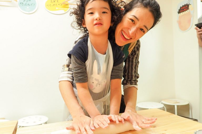 にぎやかなお子様たちにも優しい笑顔で 手打ちうどん作り体験教室 2018年3月 20180405-6.jpg – イリコスキー製麺所