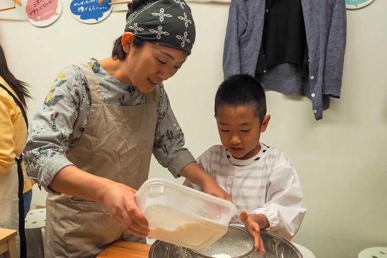 妹ちゃんまで参戦すると… 手打ちうどん作り体験教室 2018年4月 20180406-1.jpg – イリコスキー製麺所