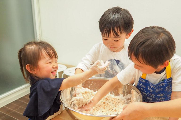妹ちゃんまで参戦すると… 手打ちうどん作り体験教室 2018年4月 20180406-4.jpg – イリコスキー製麺所