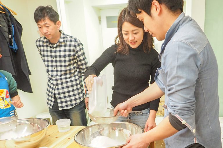 妹ちゃんまで参戦すると… 手打ちうどん作り体験教室 2018年4月 20180407-6.jpg – イリコスキー製麺所