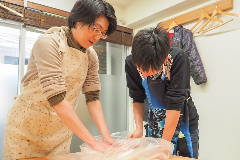 妹ちゃんまで参戦すると… 手打ちうどん作り体験教室 2018年4月 20180408-1.jpg – イリコスキー製麺所