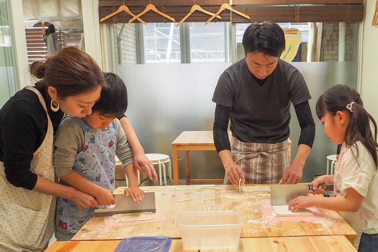 妹ちゃんまで参戦すると… 手打ちうどん作り体験教室 2018年4月 20180414-2.jpg – イリコスキー製麺所