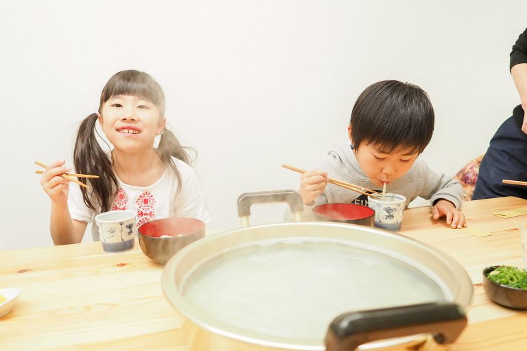 妹ちゃんまで参戦すると… 手打ちうどん作り体験教室 2018年4月 20180414-3.jpg – イリコスキー製麺所