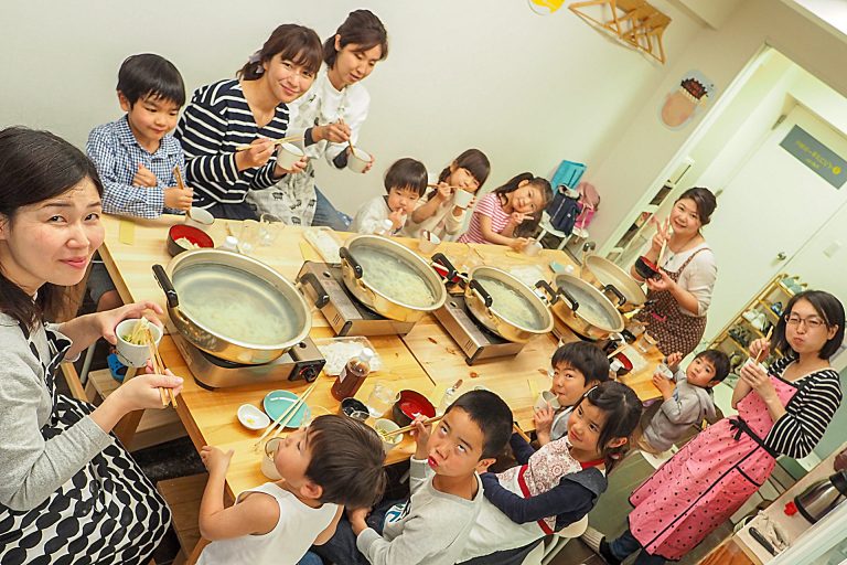 妹ちゃんまで参戦すると… 手打ちうどん作り体験教室 2018年4月 20180415-2.jpg – イリコスキー製麺所