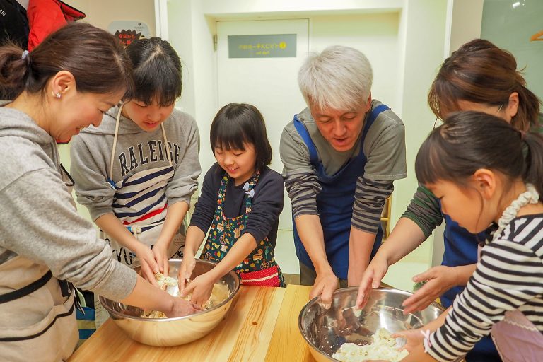 妹ちゃんまで参戦すると… 手打ちうどん作り体験教室 2018年4月 20180415-3.jpg – イリコスキー製麺所