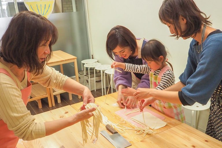 妹ちゃんまで参戦すると… 手打ちうどん作り体験教室 2018年4月 20180418-3.jpg – イリコスキー製麺所
