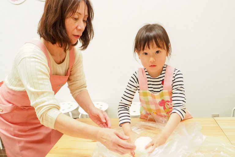 妹ちゃんまで参戦すると… 手打ちうどん作り体験教室 2018年4月 20180421-2.jpg – イリコスキー製麺所