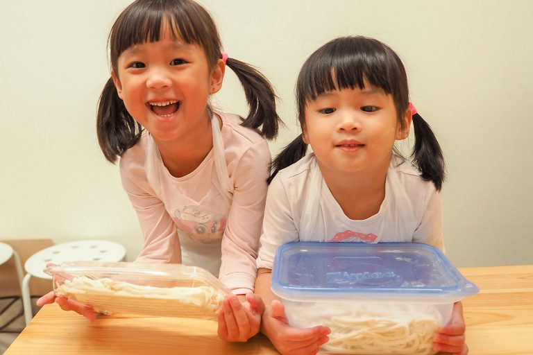 妹ちゃんまで参戦すると… 手打ちうどん作り体験教室 2018年4月 20180421-3.jpg – イリコスキー製麺所