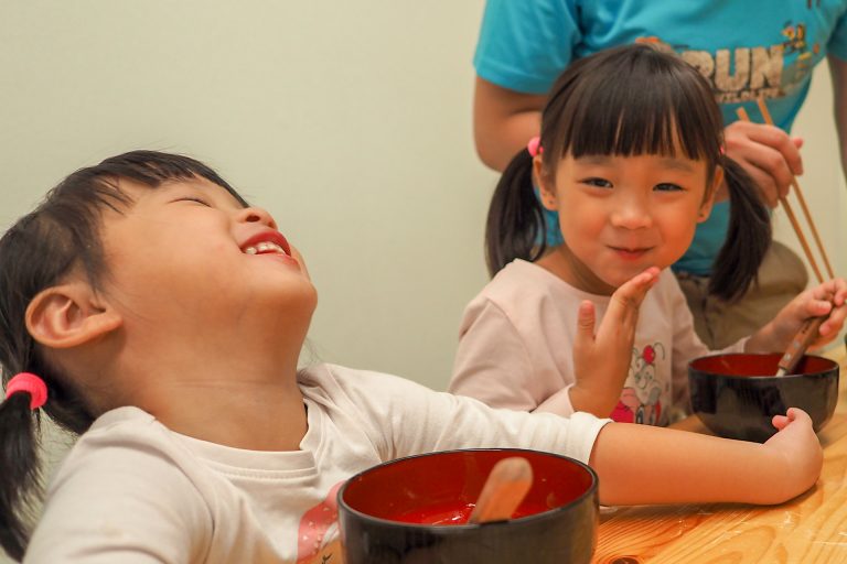 妹ちゃんまで参戦すると… 手打ちうどん作り体験教室 2018年4月 20180421-4.jpg – イリコスキー製麺所