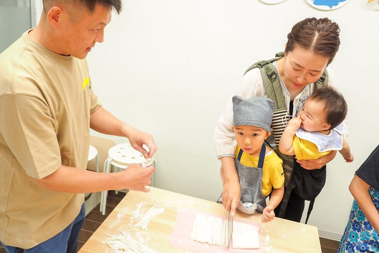 妹ちゃんまで参戦すると… 手打ちうどん作り体験教室 2018年4月 20180422-2.jpg – イリコスキー製麺所