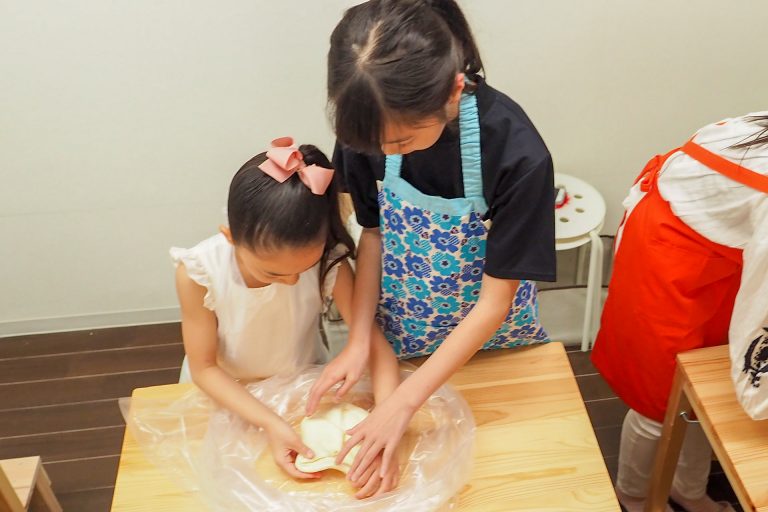妹ちゃんまで参戦すると… 手打ちうどん作り体験教室 2018年4月 20180422-4.jpg – イリコスキー製麺所